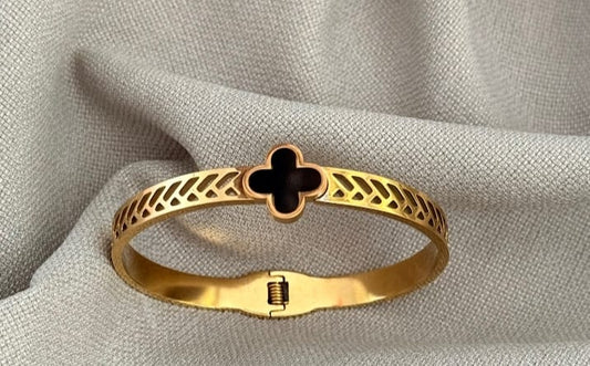 Elegance Noir Clover Bracelet